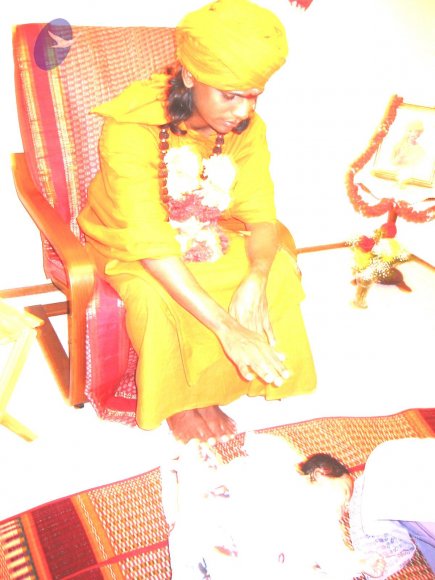 Swamiji blessing a child in Annams home 2.13.04_CMP_WM