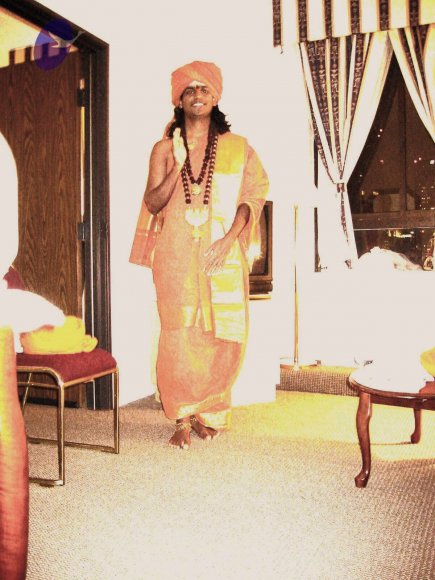 Swamiji before energy darshan 2.1.04_CMP_WM