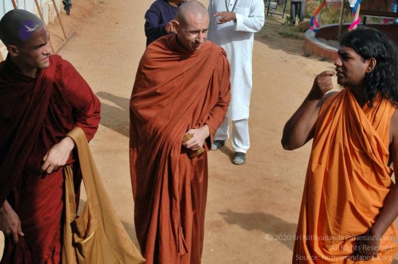 5-BUDDHIST-MONKS-VISIT-HDH-AT-BIDADI-ADHEENAM_Photo_1014_DSC_2417_CMP_WM