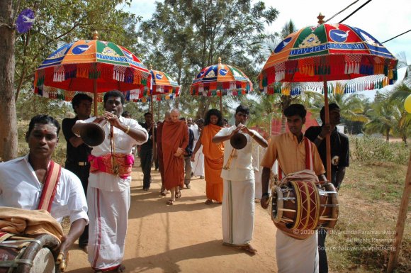 5-BUDDHIST-MONKS-VISIT-HDH-AT-BIDADI-ADHEENAM_Photo_1023_DSC_2489_CMP_WM