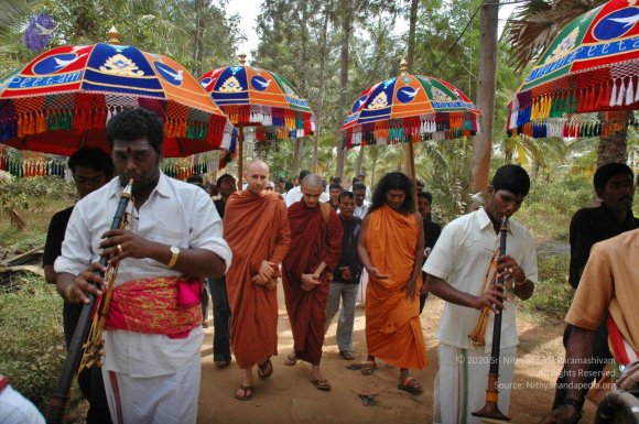 5-BUDDHIST-MONKS-VISIT-HDH-AT-BIDADI-ADHEENAM_Photo_1029_DSC_2504_CMP_WM