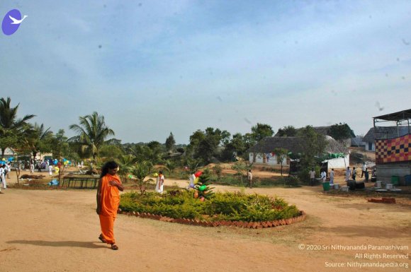 4-HDH-DOING-ROUNDS-IN-BIDADI-ADHEENAM_Photo_1004_DSC_2401_CMP_WM