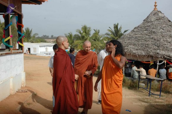 5-BUDDHIST-MONKS-VISIT-HDH-AT-BIDADI-ADHEENAM_Photo_1011_DSC_2410_CMP_WM