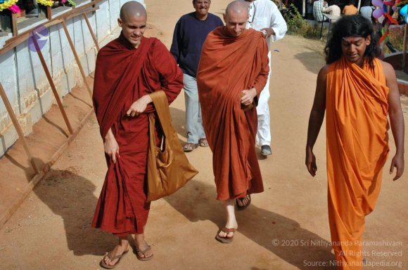 5-BUDDHIST-MONKS-VISIT-HDH-AT-BIDADI-ADHEENAM_Photo_1014_DSC_2416_CMP_WM