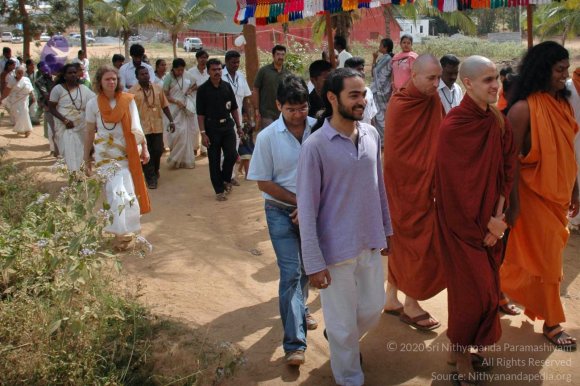 5-BUDDHIST-MONKS-VISIT-HDH-AT-BIDADI-ADHEENAM_Photo_1023_DSC_2486_CMP_WM