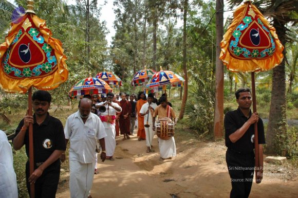 5-BUDDHIST-MONKS-VISIT-HDH-AT-BIDADI-ADHEENAM_Photo_1029_DSC_2502_CMP_WM