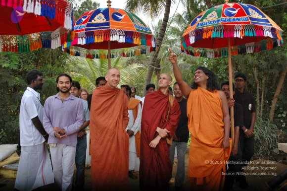 5-BUDDHIST-MONKS-VISIT-HDH-AT-BIDADI-ADHEENAM_Photo_1034_DSC_2509_CMP_WM
