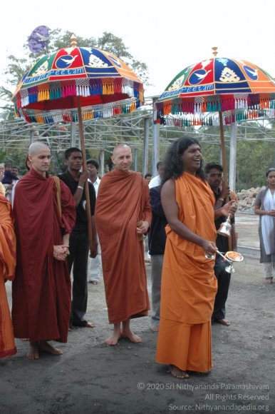 5-BUDDHIST-MONKS-VISIT-HDH-AT-BIDADI-ADHEENAM_Photo_1042_DSC_2548_CMP_WM