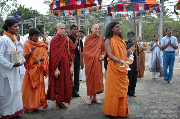 5-BUDDHIST-MONKS-VISIT-HDH-AT-BIDADI-ADHEENAM_Photo_1043_DSC_2549_CMP_WM