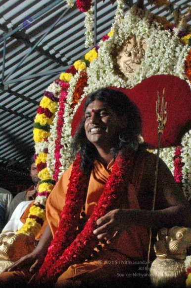 HDH-BLESSES-ALL-DEVOTEES-AT-TEMPLE_Photo_1018_DSC_7003_CMP_WM