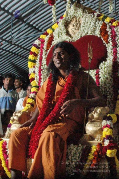 HDH-BLESSES-ALL-DEVOTEES-AT-TEMPLE_Photo_1020_DSC_7005_CMP_WM