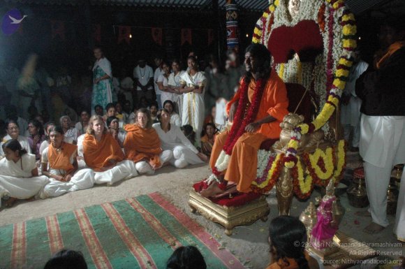 HDH-BLESSES-ALL-DEVOTEES-AT-TEMPLE_Photo_1048_DSC_7152_CMP_WM