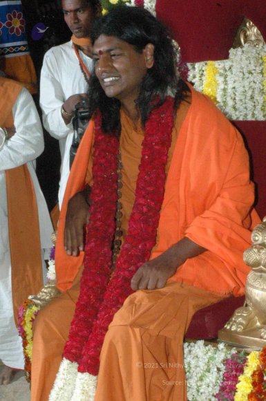 HDH-BLESSES-ALL-DEVOTEES-AT-TEMPLE_Photo_1056_DSC_7166_CMP_WM