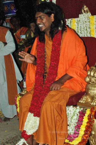 HDH-BLESSES-ALL-DEVOTEES-AT-TEMPLE_Photo_1057_DSC_7167_CMP_WM