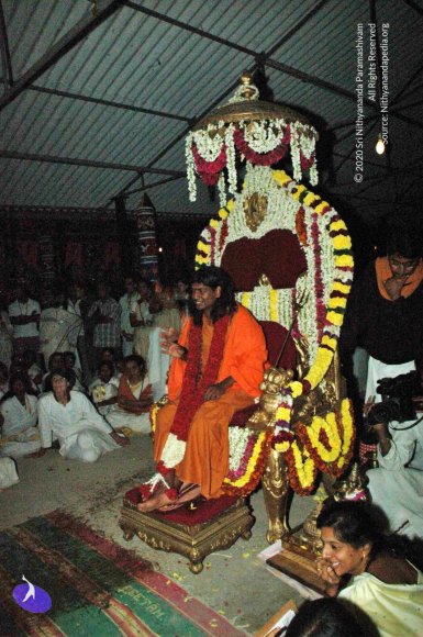 HDH-BLESSES-ALL-DEVOTEES-AT-TEMPLE_Photo_1060_DSC_7174_CMP_WM