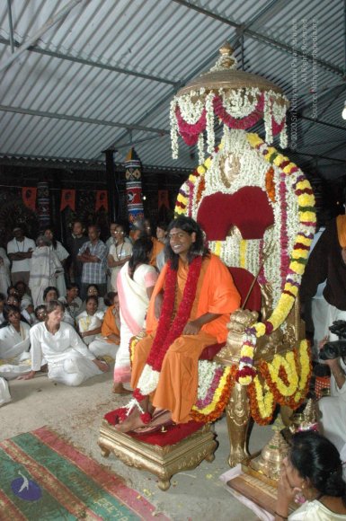 HDH-BLESSES-ALL-DEVOTEES-AT-TEMPLE_Photo_1062_DSC_7176_CMP_WM