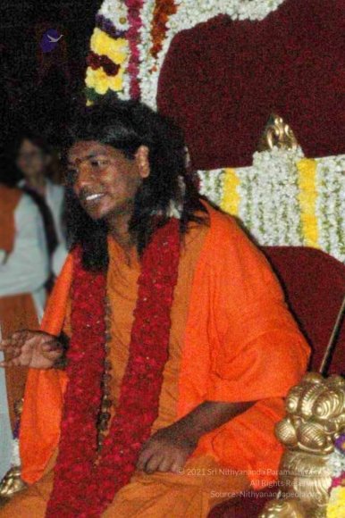 HDH-BLESSES-ALL-DEVOTEES-AT-TEMPLE_Photo_1065_DSC_7180_CMP_WM