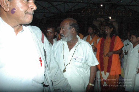 HDH-BLESSES-ALL-DEVOTEES-AT-TEMPLE_Photo_1069_DSC_7305_CMP_WM