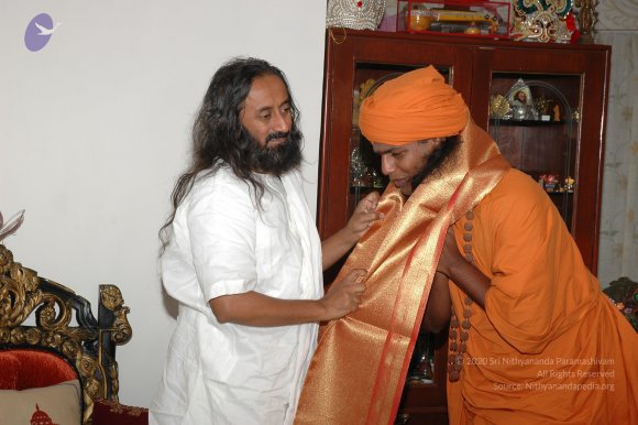 Ravi Shankar gifting shawl to Swami - DSC_5007_CMP_WM
