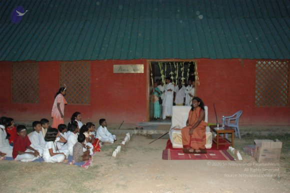 20061021_Photo_1047_swami with gurukul kids 2_CMP_WM