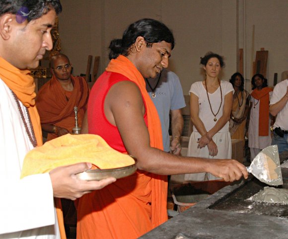 2007-November-7-to-9-Kailasa-in-LosAngeles-Making-of-Temple-_Photo_1092_LANewAshramPrepNov2007 517_CMP_WM