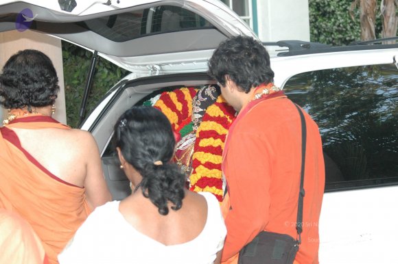 11May08_darshan_091_CMP_WM