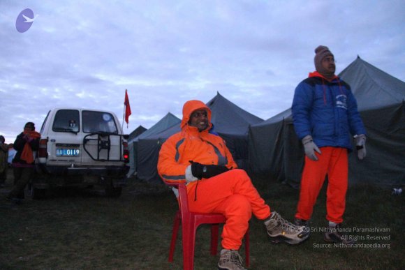 20110805_Photo_1000_1-early-morning-swamiji-kailash-darshan_CMP_WM