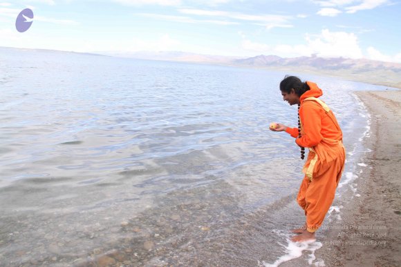 20110805_Photo_1001_10-swamiji-renouncing-judging-habit-1_CMP_WM