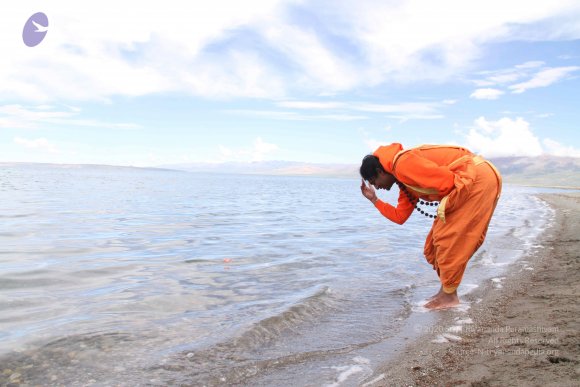 20110805_Photo_1002_11-swamiji-renouncing-judging-habit-2_CMP_WM