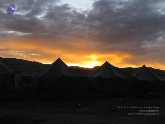 20110805_Photo_1008_17-dawn-over-the-tents_CMP_WM