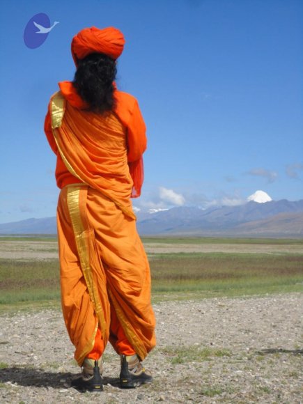 20110805_Photo_1013_5b-swamiji-gazing -kailash_CMP_WM
