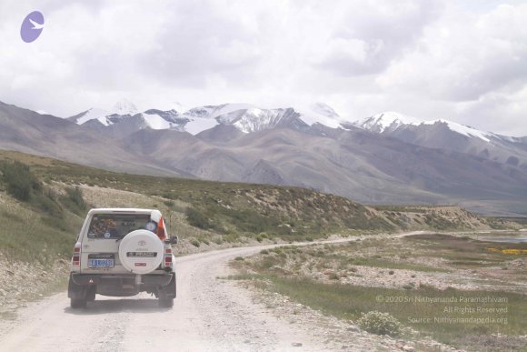 20110805_Photo_1018_9-swamiji-travelling-to-other-side-of-kailash_CMP_WM