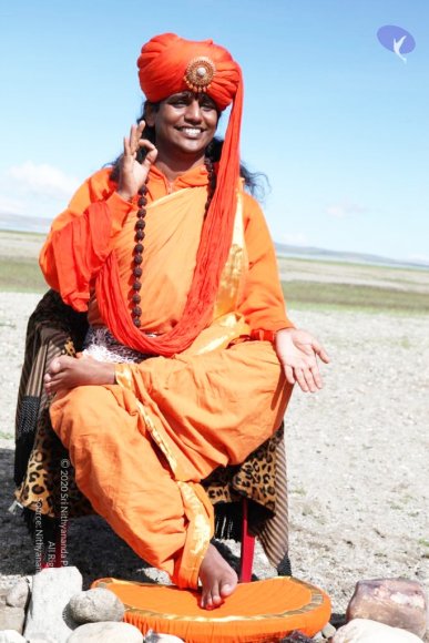 20110805_Photo_1000_Swamiji blessing the group_CMP_WM