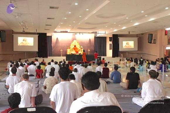 2011-08aug-19-nithyananda-photo-02b-swamiji-kailash-satsang_CMP_WM
