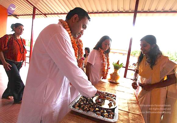 2011-08aug-19-nithyananda-photo-ia-day-1-04f-entering-sabha_CMP_WM
