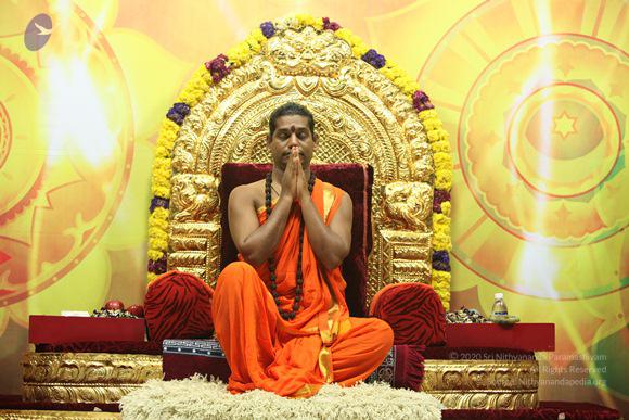 2011-08aug-19-nithyananda-photo-ia-day-1-08a-energy-darshan_CMP_WM