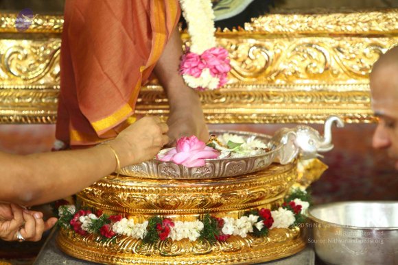 02-Pada-Puja_Photo_1012_IMG_0979_CMP_WM