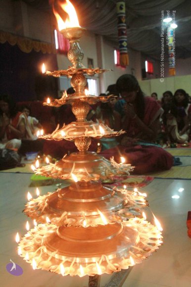 01-Paduka-Puja_Photo_1006_IMG_6730_CMP_WM
