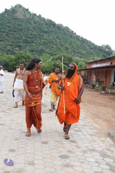 2-Other-Mut-Swamiji-Visit_Photo_1000_IMG_5412_CMP_WM