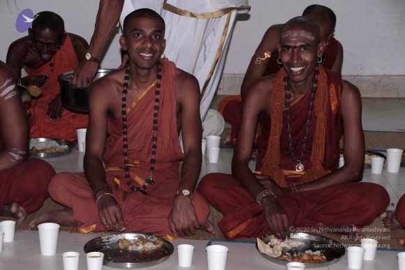 4-Swamiji-Lunch-With-Aadheenavasis_Photo_1007_IMG_3520_CMP_WM
