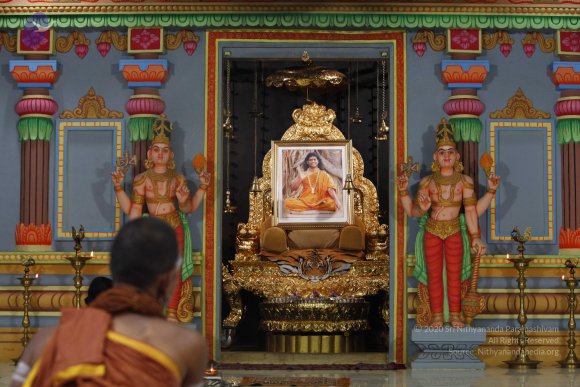 03-PADUKA-PUJA_Photo_1003__MG_4580_CMP_WM