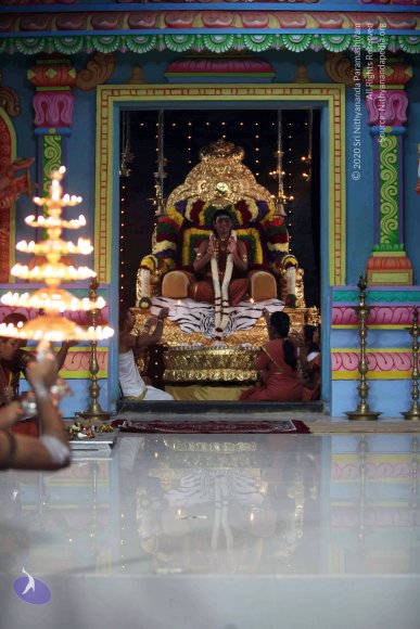 03-Pada-Puja_Photo_1012_IMG_2003_CMP_WM