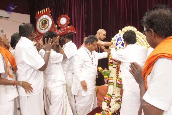 05-Tamil-Organizers-Swami-post-Satsang_Photo_1003_IMG_4239_CMP_WM