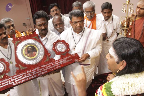 05-Tamil-Organizers-Swami-post-Satsang_Photo_1004_IMG_4250_CMP_WM