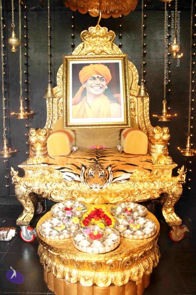 04-Paduka-Puja-Crowd-Individuals_Photo_1002_IMG_4854_CMP_WM