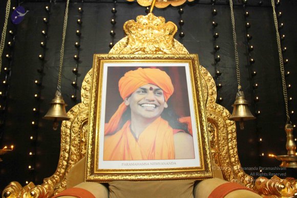 04-Paduka-Puja-Crowd-Individuals_Photo_1012_IMG_4864_CMP_WM