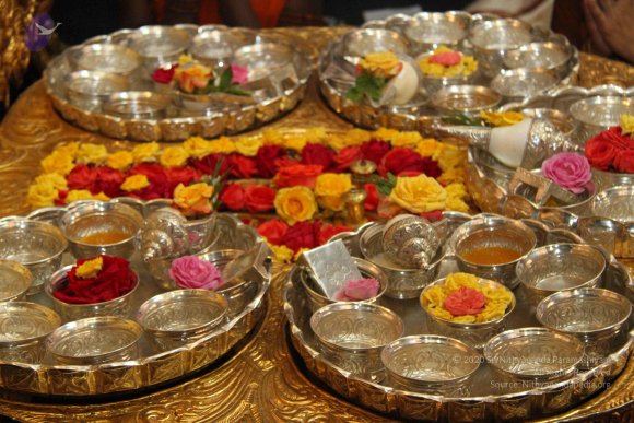 04-Paduka-Puja-Crowd-Individuals_Photo_1014_IMG_4866_CMP_WM