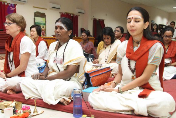 04-Paduka-Puja-Crowd-Individuals_Photo_1021_IMG_4873_CMP_WM