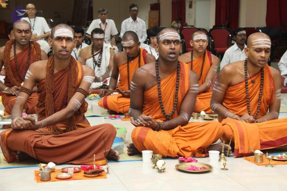 04-Paduka-Puja-Crowd-Individuals_Photo_1023_IMG_4877_CMP_WM