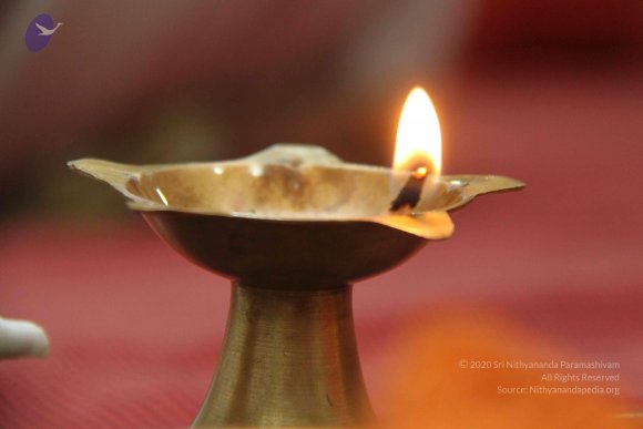 04-Paduka-Puja-Crowd-Individuals_Photo_1035_IMG_4889_CMP_WM